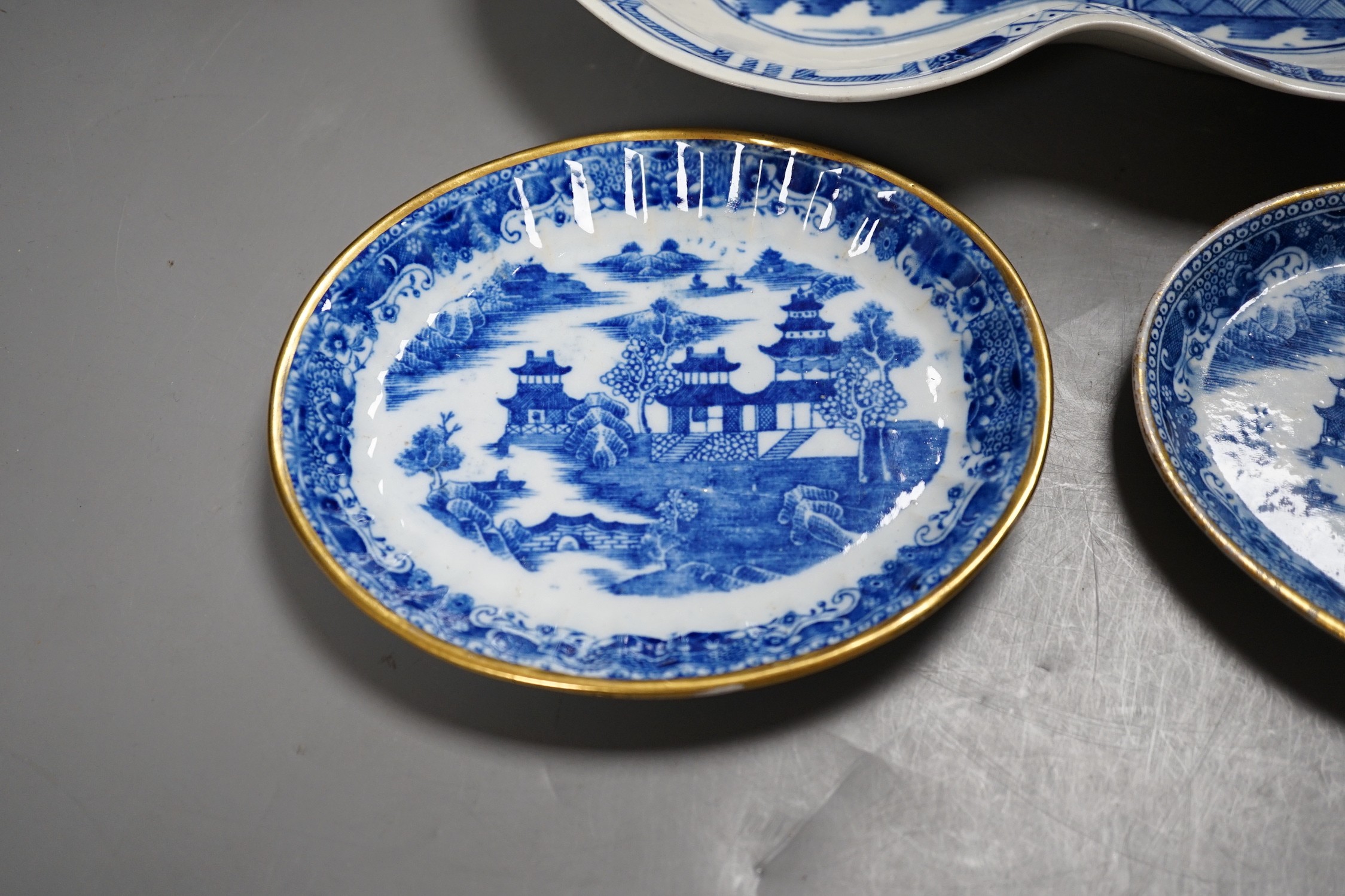 A Caughley heart shaped dish, painted with the Weir pattern, 26.5cm and two trays printed with the Scalloped Bridge pattern